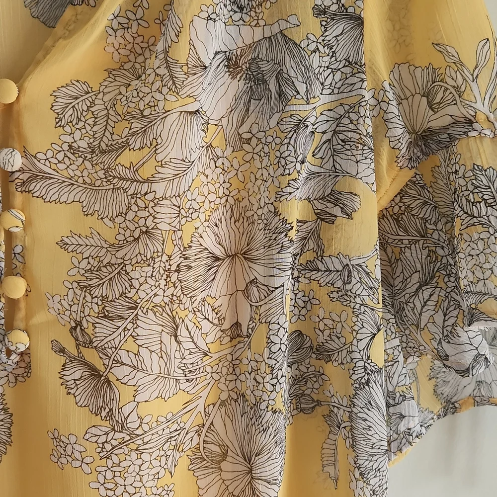 Liz Claborne Medium Yellow and Gray Floral Blouse with a Shell Lining - Picture 4 of 9